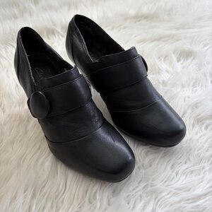 Clarks Bendables Leather Shooties with Button  size 6